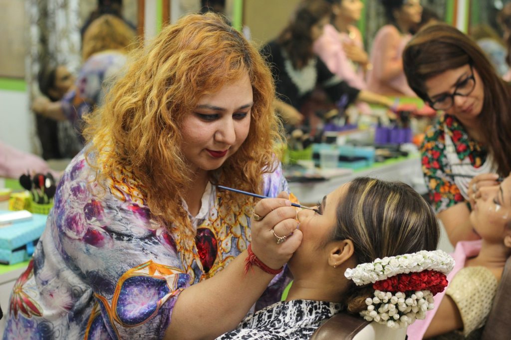 Learn How Hair Professionals can Work together with Make-up Artist to earn extra&nbsp;income